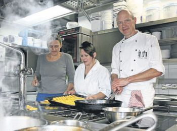 Kochen für Vereine: Das Restaurant Poststation Zum Alten Forstamt wird zehn Jahre alt, deshalb gehen zehn Tage lang zehn Prozent des Umsatzes an Vereine. Unser Foto zeigt Elena Martens, Ludmila Rubtsova und Küchenchef Thomas Raabe. Foto: Grugl