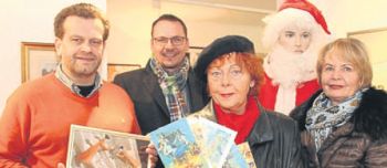 Verkauf für guten Zweck: von links Florian Funck, Bürgermeister Markus Boucsein, Irene Wiegand-Wollenhaupt und Ilona Braun, zweite Vorsitzende des Fördervereins für ein zukunftsfähiges Melsungen. Foto: ygb