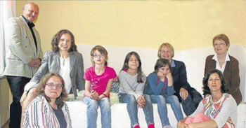 Freuen sich über den Snoezei-Raum: die Sponsoren und Lehrer mit den Kindern von links Stefanie Friedrich, Leyla Arkadag und Ann-Kathrln Müller auf dem Wasserbett des neuen Entspannungsraum. Foto:ylb