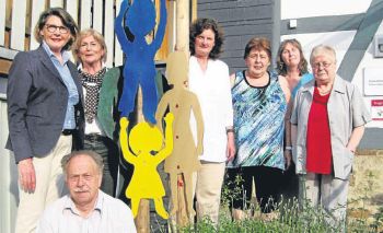 Sie suchen Verstärkung: Einige der Familienpaten im Bild von links Madelaine Foet, Mareen Claasen, Claudia Rausch, Marie-Luise Ludwig, Diplom-Sozialpädagogin Angelika Richter, Waltraut Kindl und vorne Gerhard Peter vor dem Büro der AKGG in Melsungen. Foto: privat