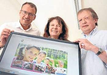 Freundlicher, größer, neu: Markus Boucsein, Karin Plötz-Hesse und Friedrich Riemann zeigen den neuen Internetauftritt des Fördervereins. Foto: Dewert