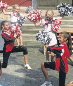 Show vor dem Rathaus: die Dance Devils. Foto: privat