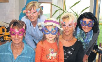 Spaß mit Brillen: Auch die Erzieherinnen des Kindergartens am Schloth und der Kasseler Straße ließen sich nicht lumpen und machten den bunte-Brillen-Spaß mit, (von links) Karin Horn, Hildegard Kemper, Lara-Sophie Cibrovius (7), Sandra Führ und Melanie Möller. Fotos: Schmidt