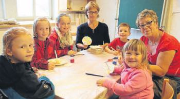 Bastelten zusammen: (von links) Mathilda und Amelie Vockeroth, Maya Winter, Eva Gröninger von der Stadtbücherei Melsungen, Noah Deuhsem, Gisela Garde und ihre Enkelin Alina Pflüger (von links).