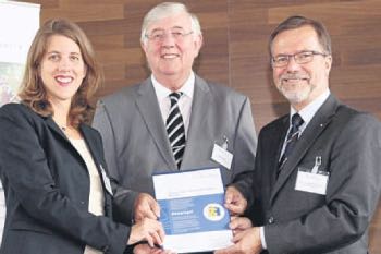 Auf dem Bild von links: Ulrike Reichart (Initiative Bürgerstiftungen), Volker Wagner (Stiftung kinder- und familienfreundliches Melsungen) und Prof. Dr. Wolfgang Anders (Initiative Bürgerstiftungen) in Heilbronn. Foto: privat/nh