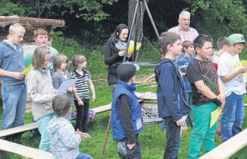 Viele Teilnehmer: Beim Hüttenprojekt der evangelischen Kinderund Jugendarbeit Melsunger Land wird gesungen. Foto: privat