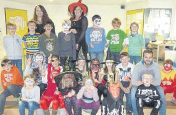 Gruppenbild in gruseligen Kostümen