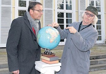 Hier lebt der Nordhesse: Vorsitzender Marcus Boucsein (Förderverein für ein zukunftsfähiges Melsungen, links) bekommt von Kabarett-Philosoph Justus Riemenschneider erklärt wo der Nordhesse lebt. Foto: Geier