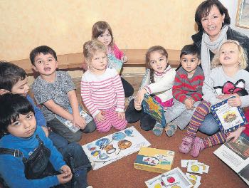Sprachförderung für Kinder: Im evangelischen Kindergarten Lutherhaus übt Marion Althaus spielerisch die deutsche Sprache mit allen Kindern. Das Bild entstand 2013. Archivfoto: Dewert