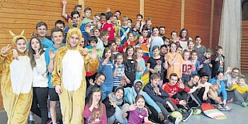 Spaßprogramm in der Vierbuchenhalle: 45 Kinder, 15 Jugendliche und die Betreuer freuten sich über den Besuch on zwei Osterhasen. Foto: privat