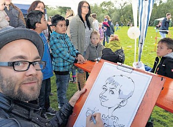 Blitz-Porträt: Schnellzeichner Daniel Stieglitz zeichnete während des Weltkindertags in Melsungen Aaron (rechts) aus Schwarzenberg. Foto: Zirzow