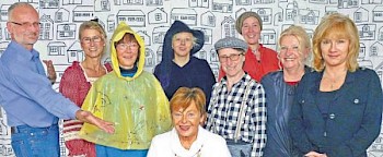 Freuen sich auf die Aufführung: Thomas Wiegand mit den Schauspielerinnen Wilma Pistorius (Gretel), Christiane Clobes (Sandmann), Sabine Adeye (Hexe), Birgit Nering (Hänsel), Kathrin Blochel (Hänsel), Gudrun Büching (Hexe), Ulrike Brüne (Sandmann), vorne Initiatorin Irene Wiegand-Wollenhaupt. Foto: privat