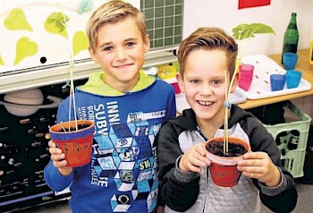Zeigen ihre Setzlinge: Finn Dippel und Nikita Barwig hat die Projektwoche „Hospiz macht Schule“ gut gefallen. Foto: Rehermann