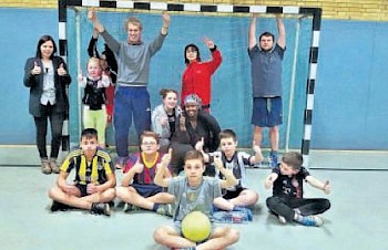 Teilnehmer in der Sporthalle der Gesamtschule Melsungen: Dort wurde Fußball und Brennball gespielt. Foto: privat