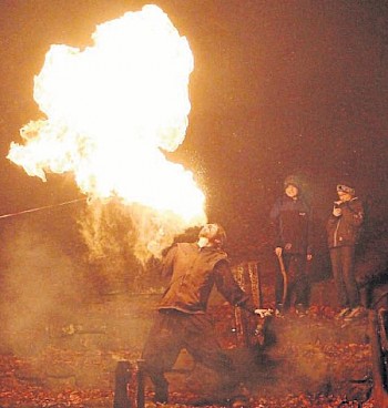 Bewundernde Blicke für den Feuerspucker: Den heißen Gegensatz zur Kälte boten die Feuerkünstler von Ethnokimondo, hier Michael Kreiker. Fotos: Eberlein.