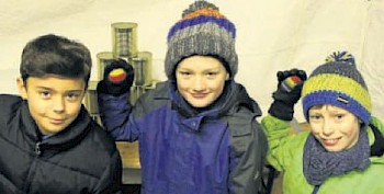 Dick eingepackt zum Dosenwerfen: von links Edin Fitozovic, Leander Vogel und Henri Ritter.