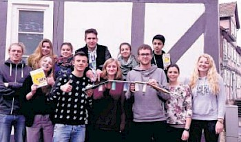 Gruppenfoto: Präsentieren stolz ihre selbstgebaute Brücke: Von links, vordere Reihe, Michel Lautenbach, Johanna Dietzel, Kemal Husa, Clara Eberlein, David Amann, Julia Nennstiel, Theresa Neuser. Von links, hintere Reihe, Vanessa Weinreich, Lea Böhmer, Pascal Mell, Azad Gündüz. Foto: privat