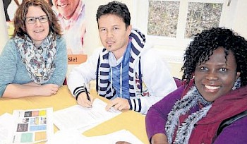 Unterschrift: Katja Sandner und Theresa Adenekan von der Integrationsstelle in Melsungen besprechen mit Taha Rezae den Integrationsvertrag. Foto: Dewert
