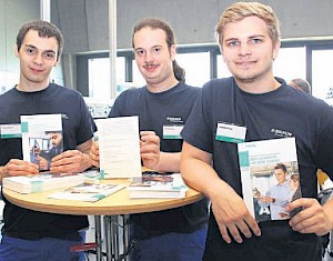 Beim Tag der offenen Tür im Ausbildungszentrum standen die Lehrlinge Pascal Bienert (von links), Phil Wölling und Janosch Krug den Besuchern Rede und Antwort.  Fotos: De Filippo