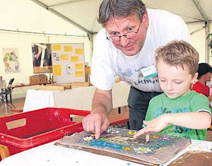 Ein handgeschöpftes und einzigartiges Papier-Kunstwerk fertige Johannes Lutz vom Umweltbildungszentrum Licherode mit Dag Hochwald (6) an. Fotos: De Filippo