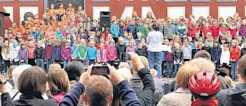 Singen auf dem Marktplatz: Am Samstag werden die Primacanta-Kinder ein Konzert auf dem Melsunger Marktplatz geben. Unser Foto entstand bei einem Konzert im Jahr 2014. Foto: Florian Funk/nh