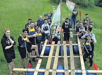 Mit Schwung in die Kinderferienspiele: Jugendliche und junge Erwachsene machten mit bei der Teamerschulung des Melsunger Jugendtreffs. Sie gehen gut vorbereitet als Betreuer in die Kinderferienspiele. Foto: privat