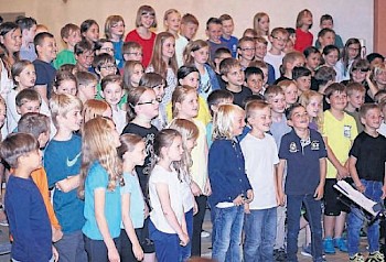 Konzert in der Kirche: Die Primacanta-Kinder besuchen zwar verschiedene Schulen im Schwalm- Eder-Kreis, traten aber als ein Chor in der Melsunger Schule auf. Foto: privat