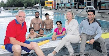 Schwimmkurs für Flüchtlinge in Felsberg: Von links Schwimmlehrer Horst Lothar Knötig, Hasam Taramsklo und Mohammed Hamo, dahinter Sezat Hamo und Danial Sabrie und Leila Akbare, daneben Heike Miedler und Can Demiz. Foto: Thiery